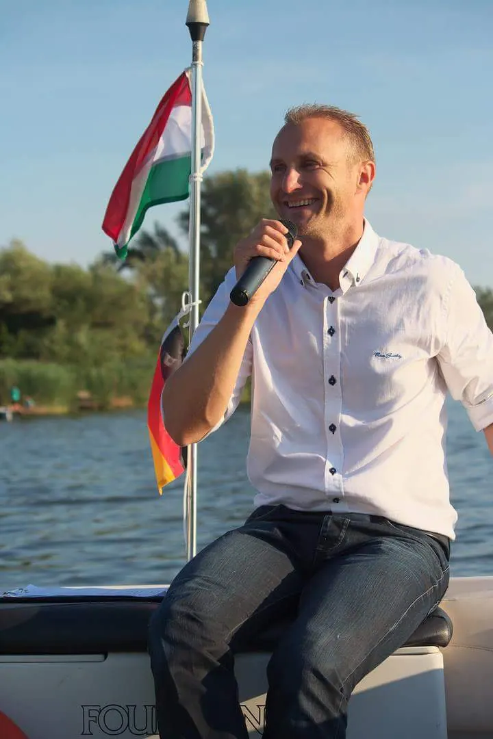 Szép Bence humorista-bűvész műsorvezető az Őrült hajók versenyén