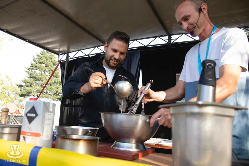 Rácz Jenő chef és Szép Bence humorista-műsorvezető főzőműsor közben